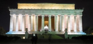 The Lincoln Memorial features a plaque that honors Martin Luther King, Jr. 