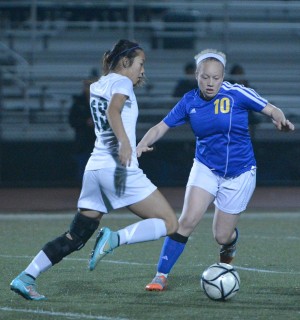 Jessica Ko claws the Cougars' offense as she guards the goal. Photo by Jes Smith
