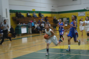 Ziyah Starks dribbles past the Pirates towards the hoop. Photo by Isaiah Siordia